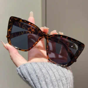 Tortoiseshell frame, grey lenses / إطار بني مرقط وعدسات رمادية