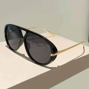 Black frame, dark lenses / إطار أسود وعدسات داكنة