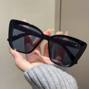 Black frame, grey lenses / إطار أسود وعدسات رمادية