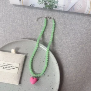 Green beads, pink heart / خرز أخضر وقلب وردي