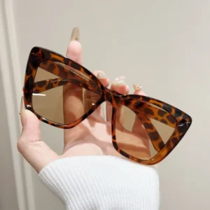 Tortoiseshell frame, brown lenses / إطار بني مرقط وعدسات بنية
