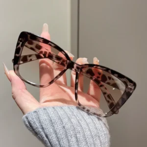 Pink patterned frame, gradient lenses / إطار وردي منقوش وعدسات متدرجة