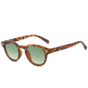 Tortoiseshell frame, green gradient lenses / إطار بنقشة السلحفاة وعدسات خضراء متدرجة