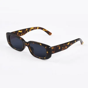 Tortoiseshell frame, dark lenses / إطار بني مرقط وعدسات داكنة