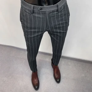 03 Dark Grey